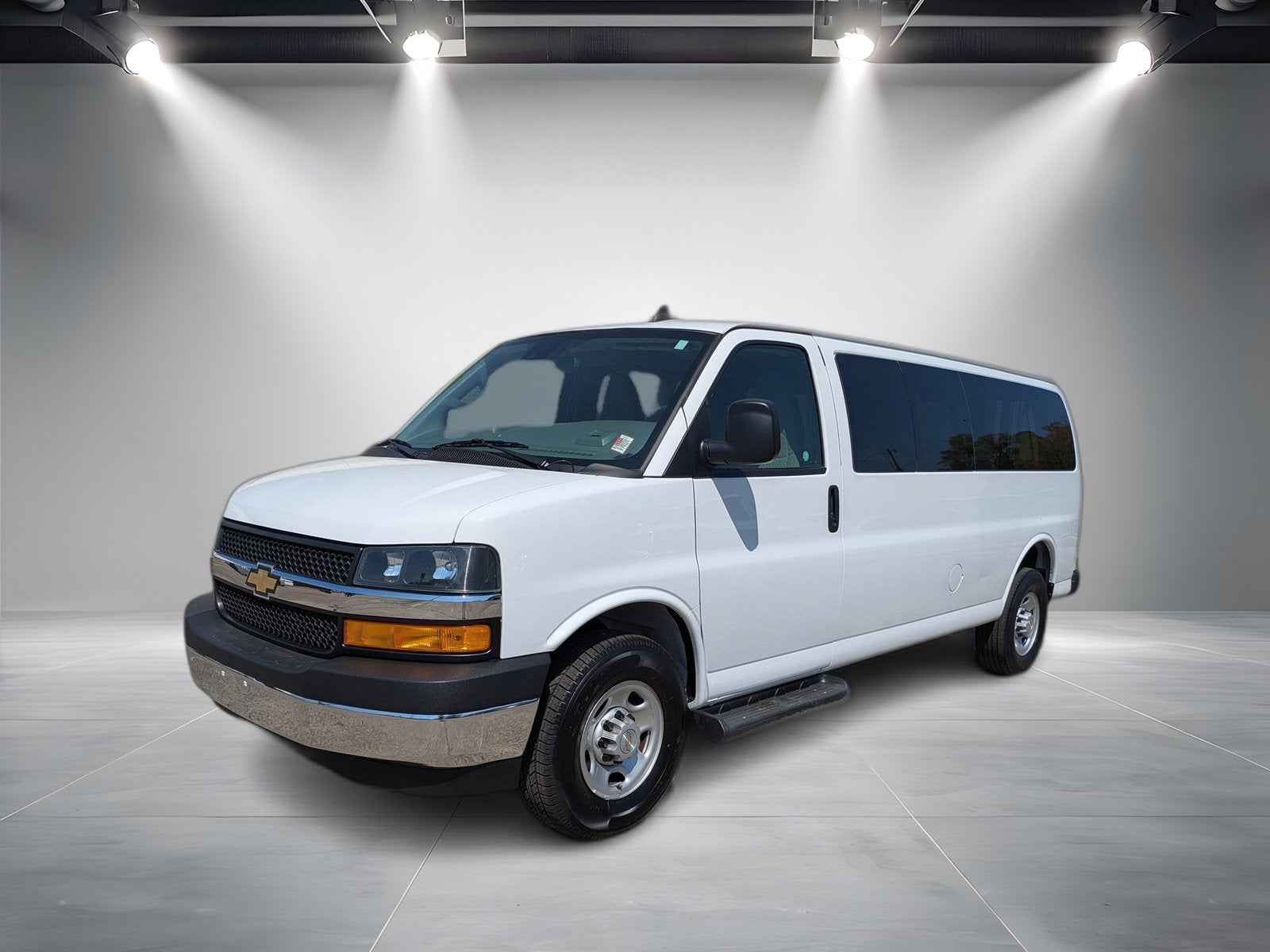 2023 Chevrolet Express Passenger 3500 1LT