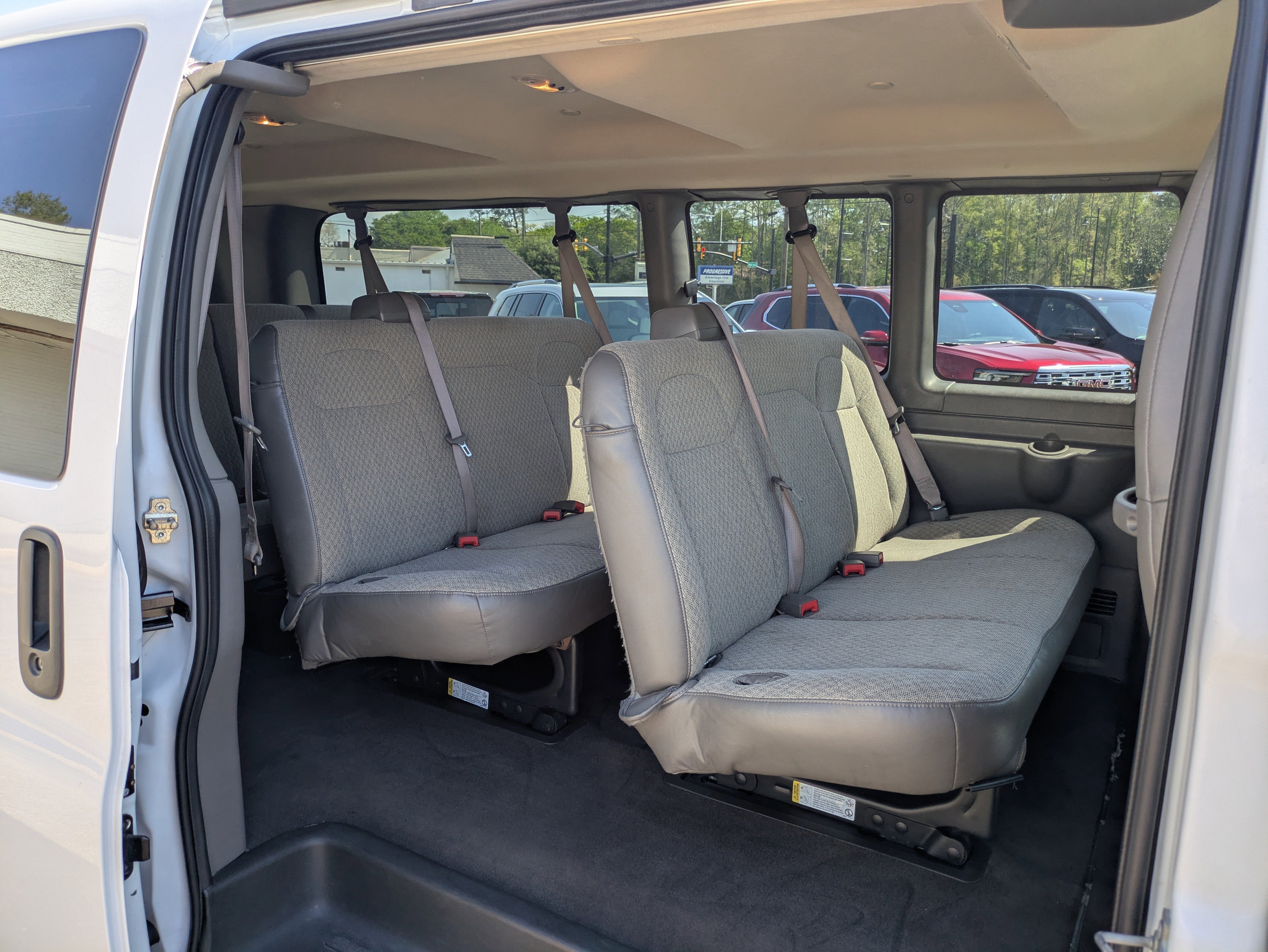 2023 Chevrolet Express Passenger 3500 1LT