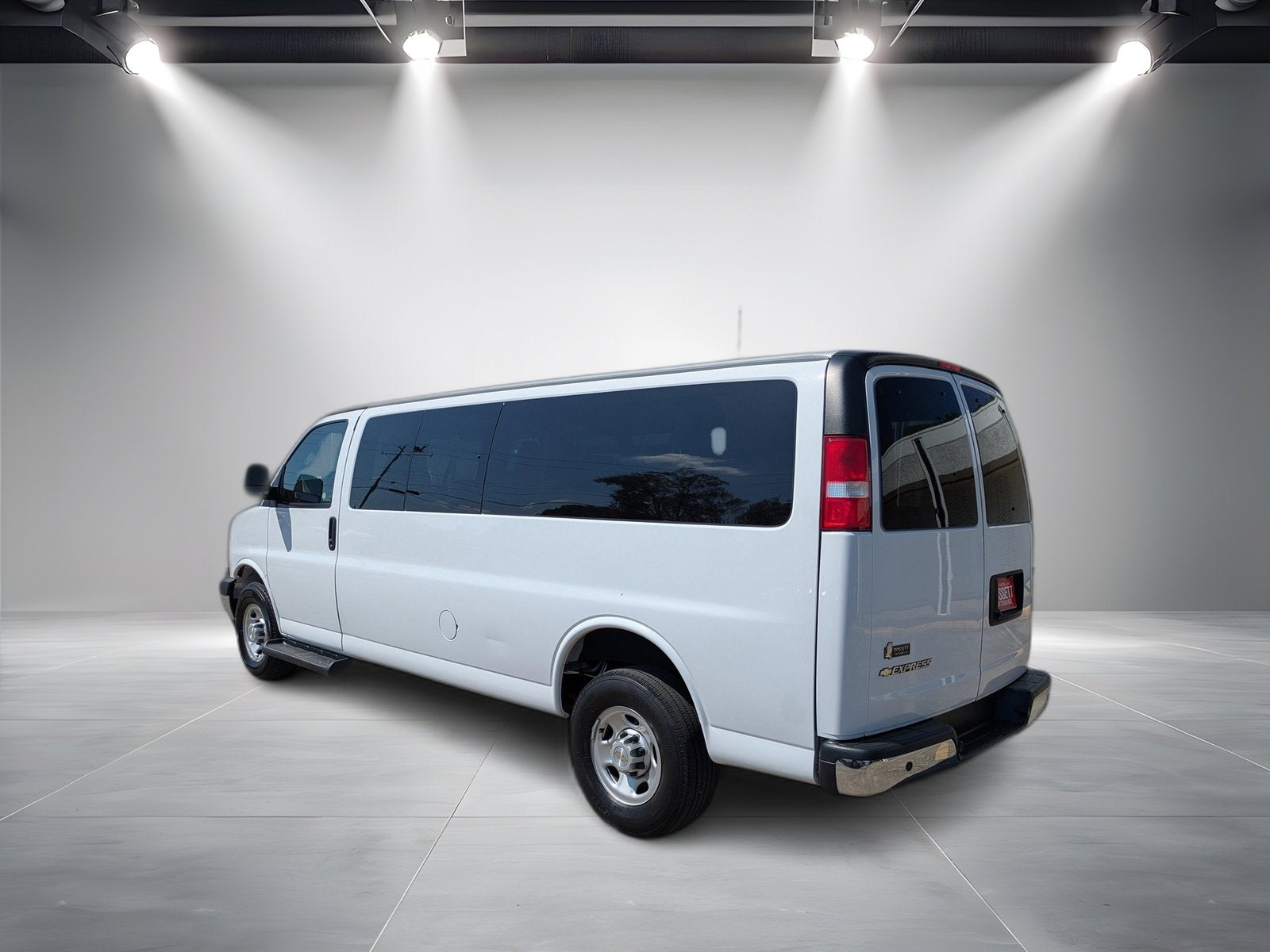 2023 Chevrolet Express Passenger 3500 1LT
