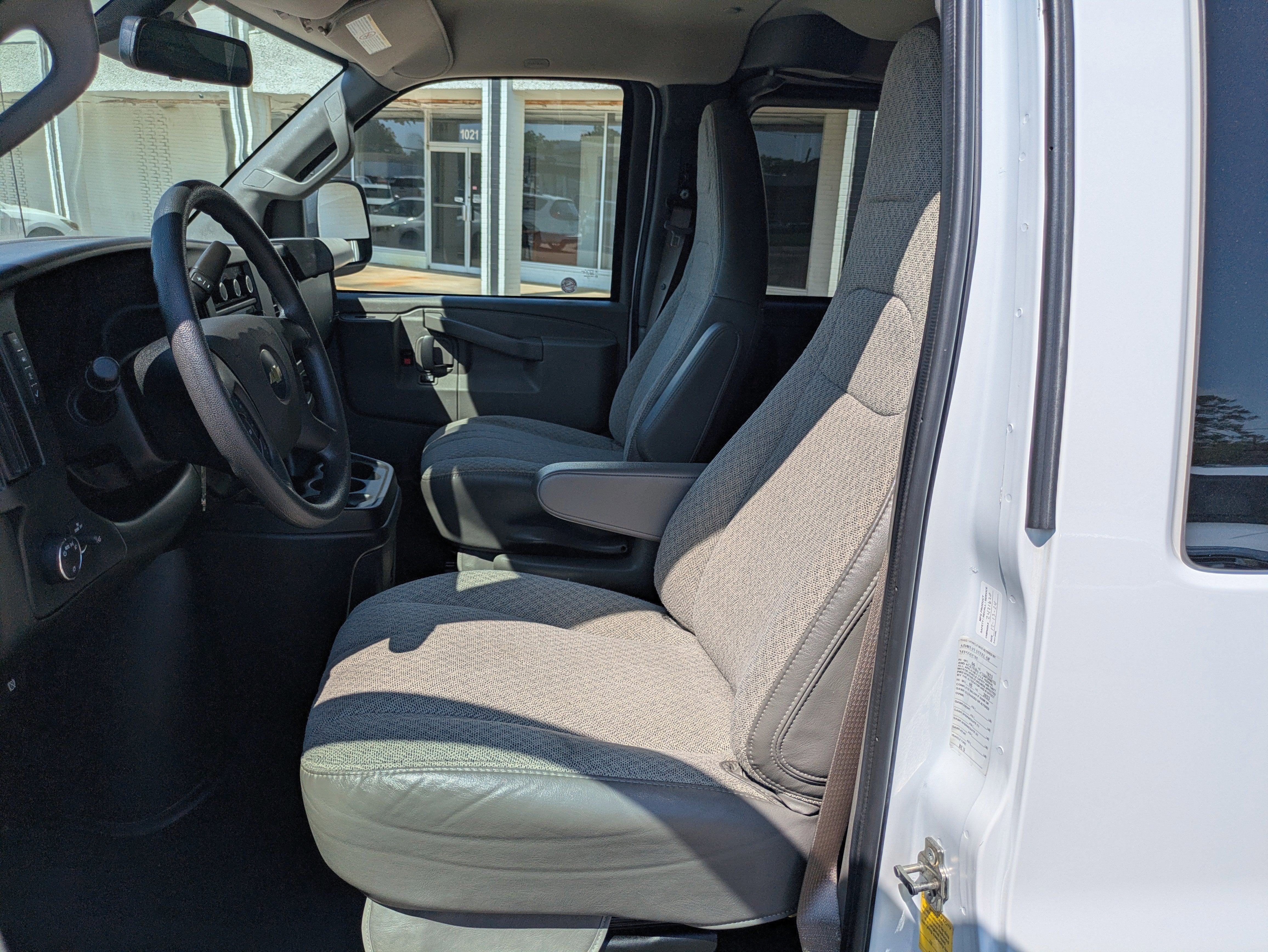 2023 Chevrolet Express Passenger 3500 1LT